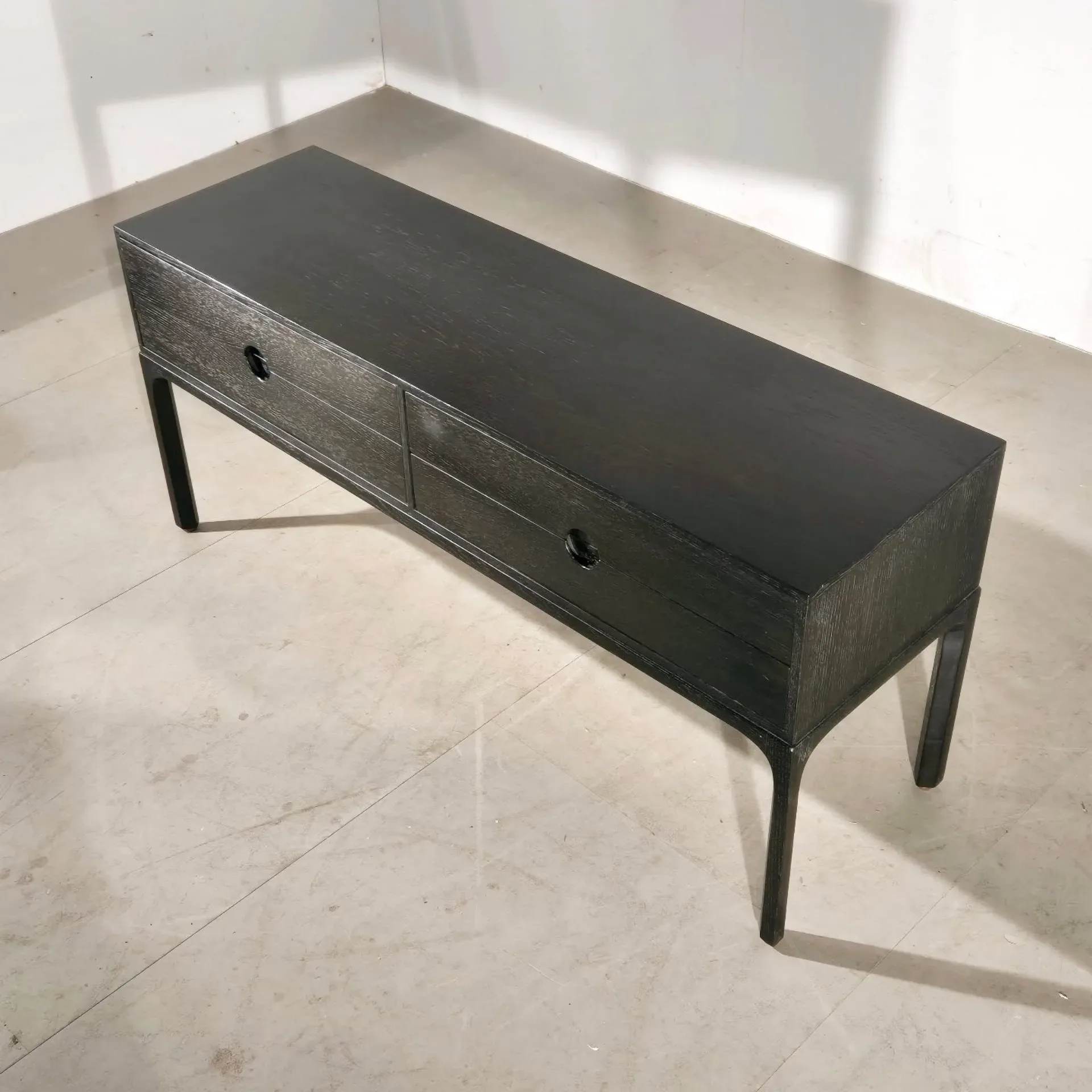 Sort træ sofabord med to skuffer og moderne design.