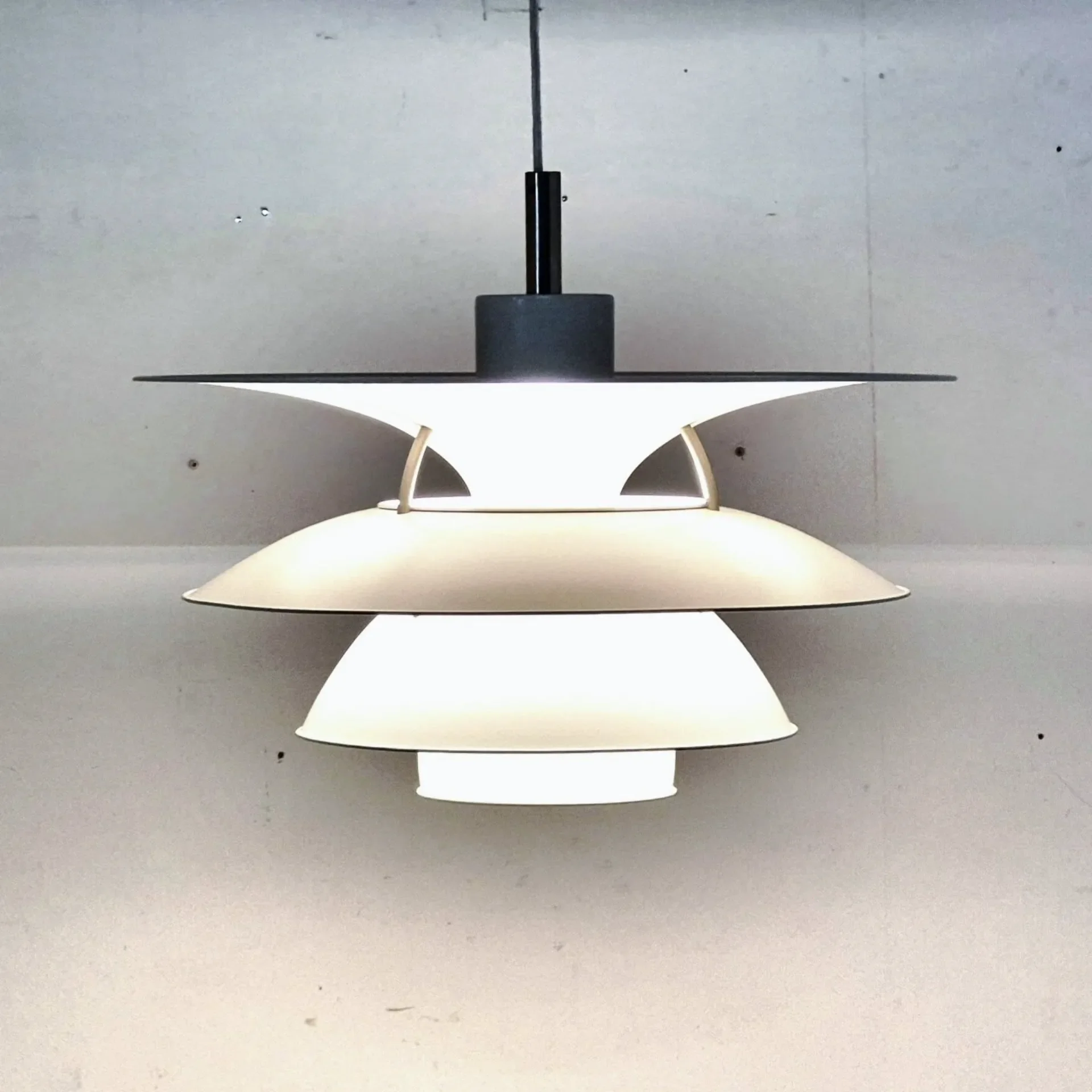 Moderne loftlampe i hvid og sort, elegant design til hjemmet.